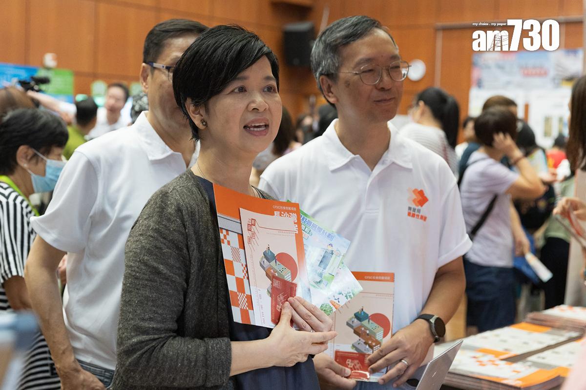 何永賢(左)視察過渡性房屋開放日。(蘇文傑攝)