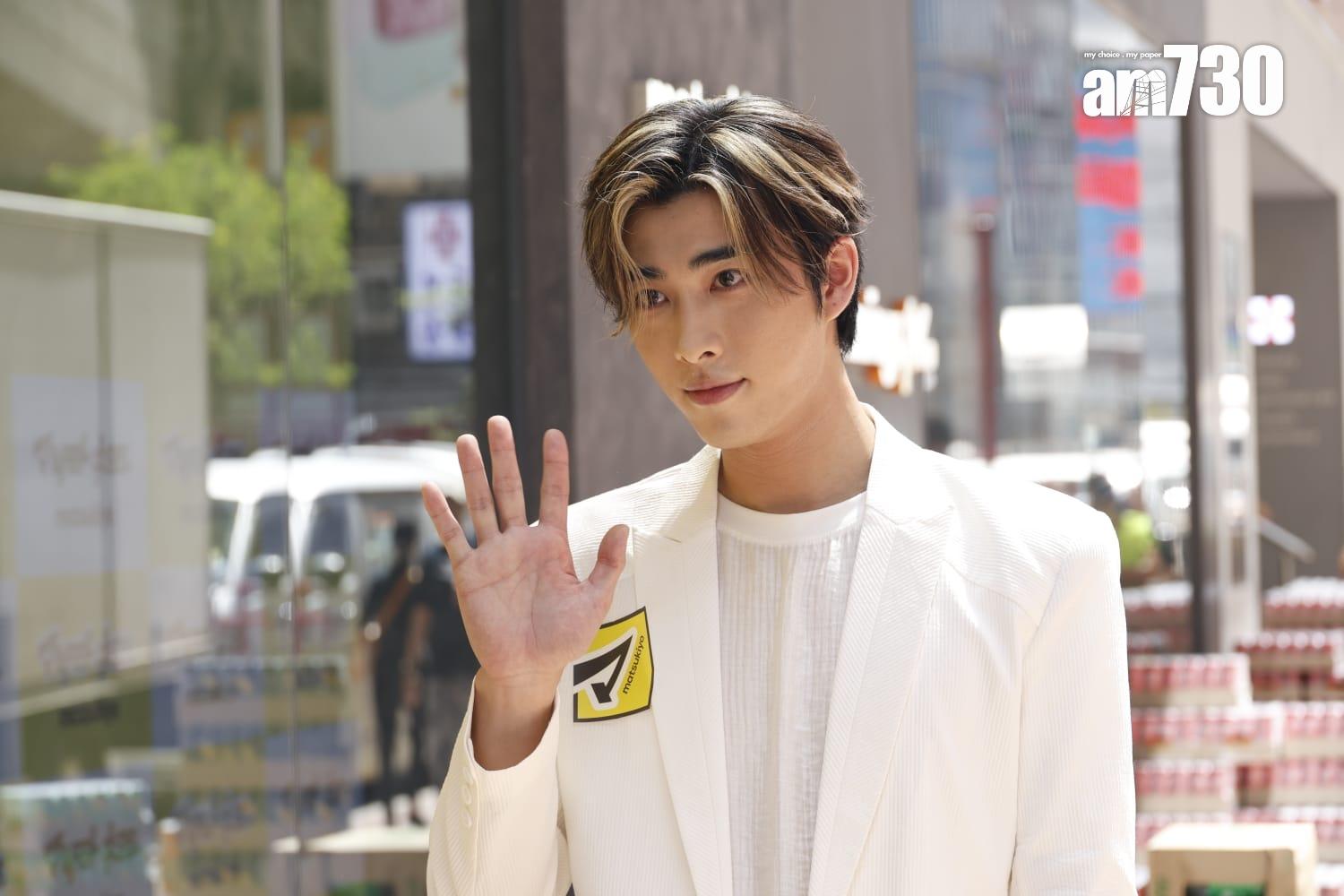 Phoebus吳啟洋為藥妝店擔任一日店長。(林俊源攝)