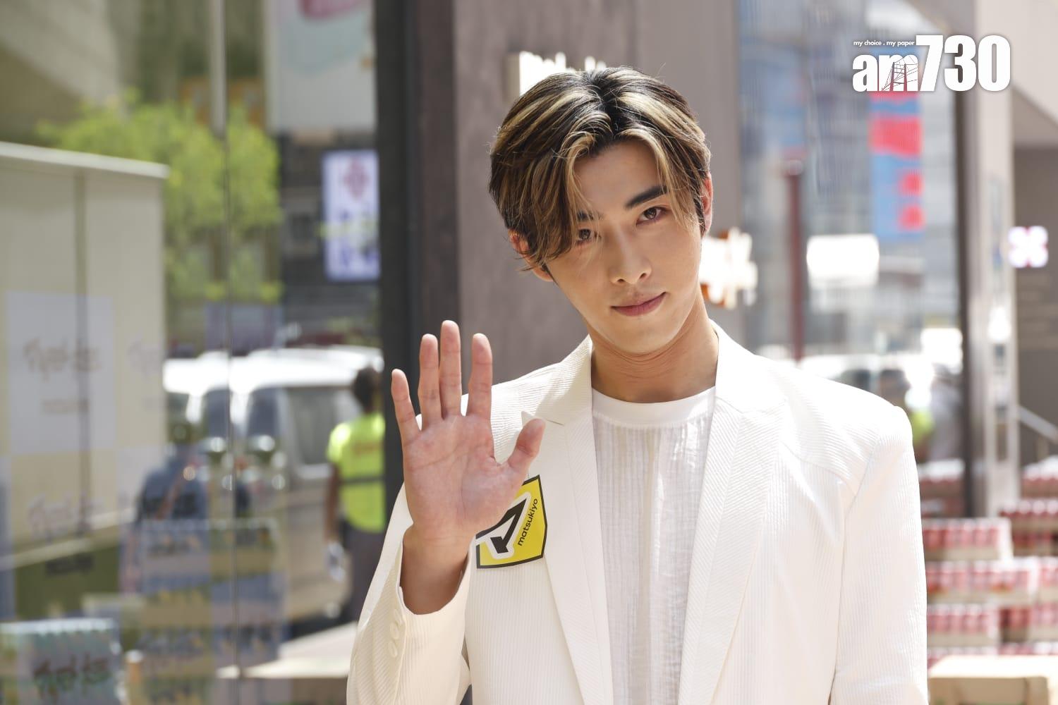 Phoebus吳啟洋為藥妝店擔任一日店長。(林俊源攝)