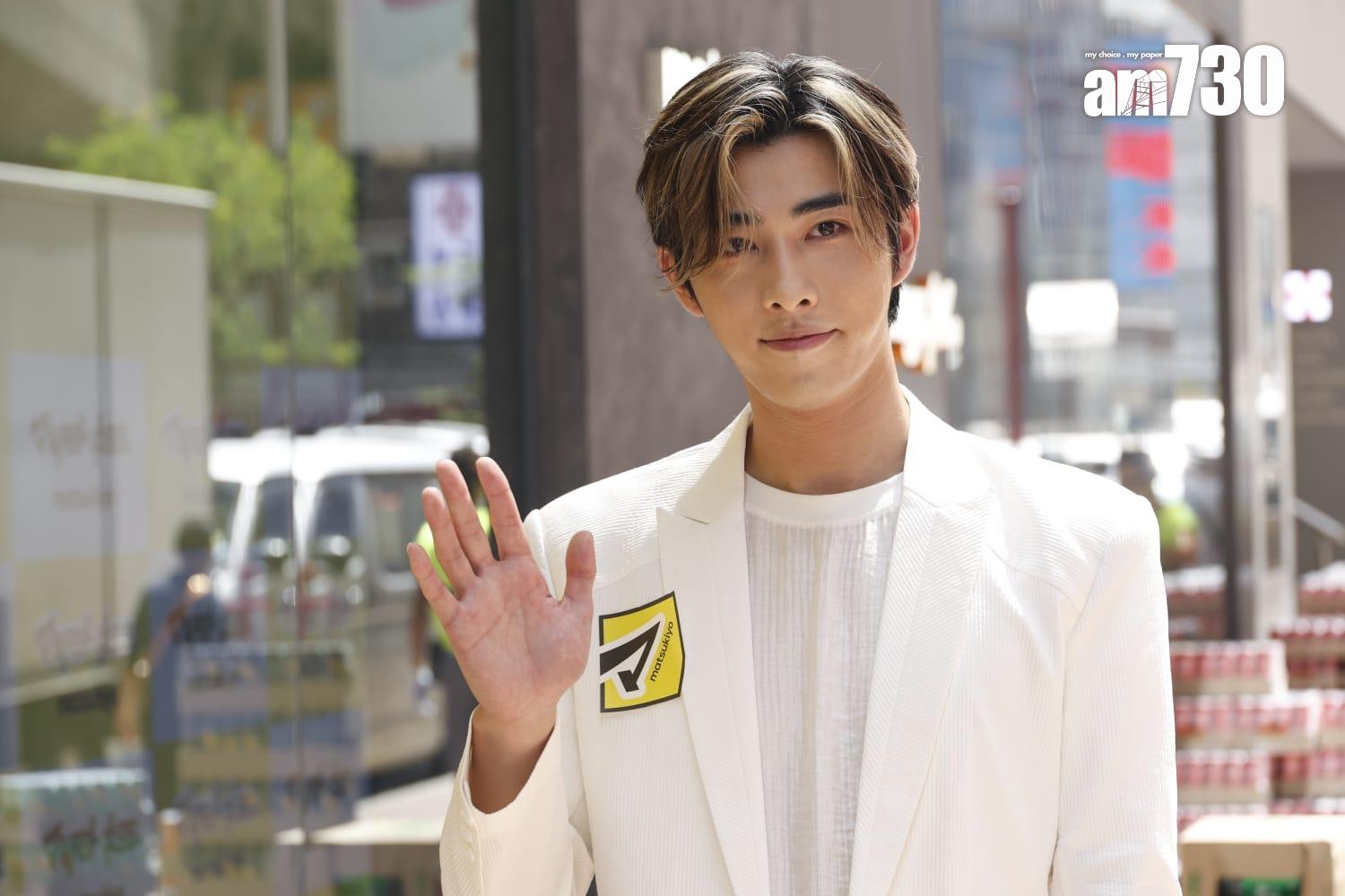 Phoebus吳啟洋為藥妝店擔任一日店長。(林俊源攝)