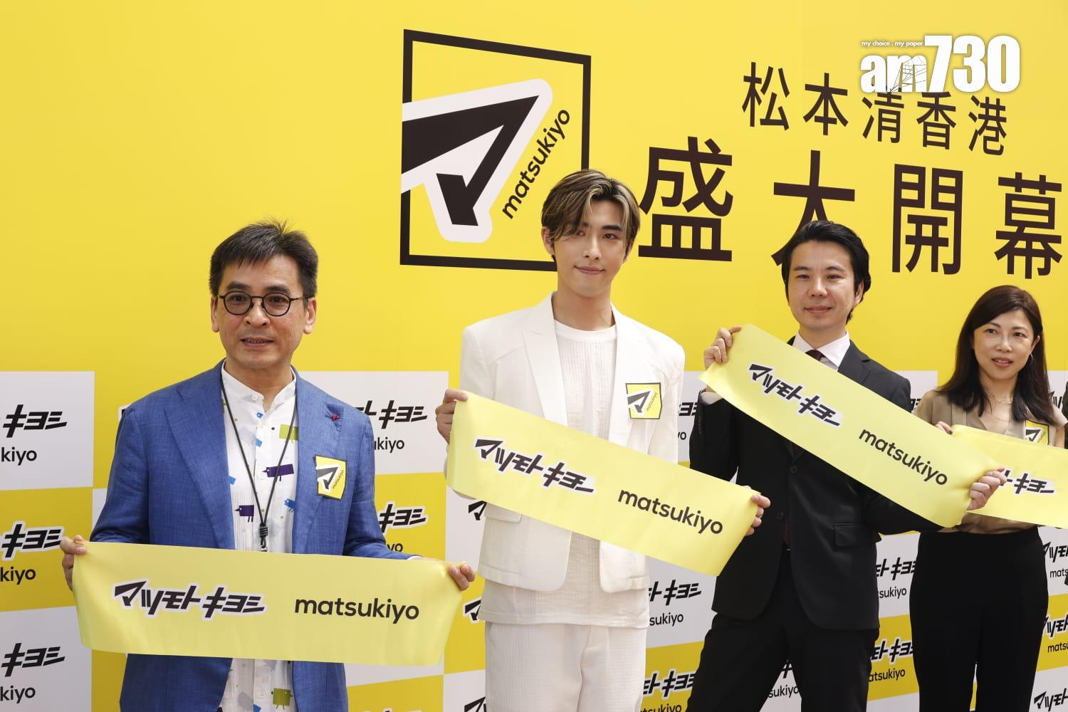 Phoebus吳啟洋為藥妝店擔任一日店長。(林俊源攝)