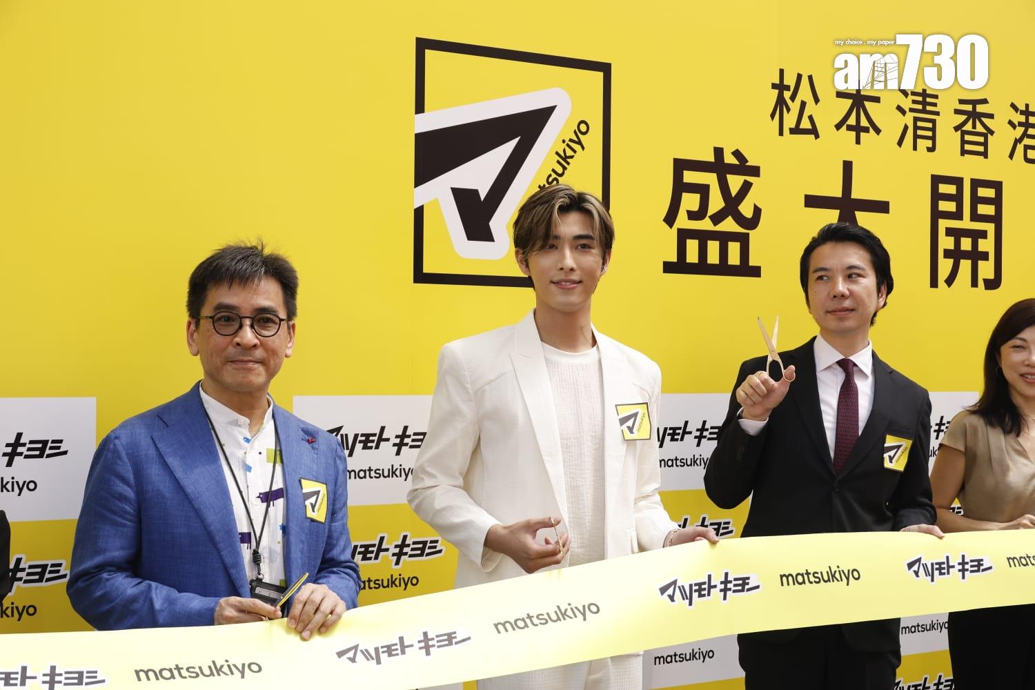 Phoebus吳啟洋為藥妝店擔任一日店長。(林俊源攝)