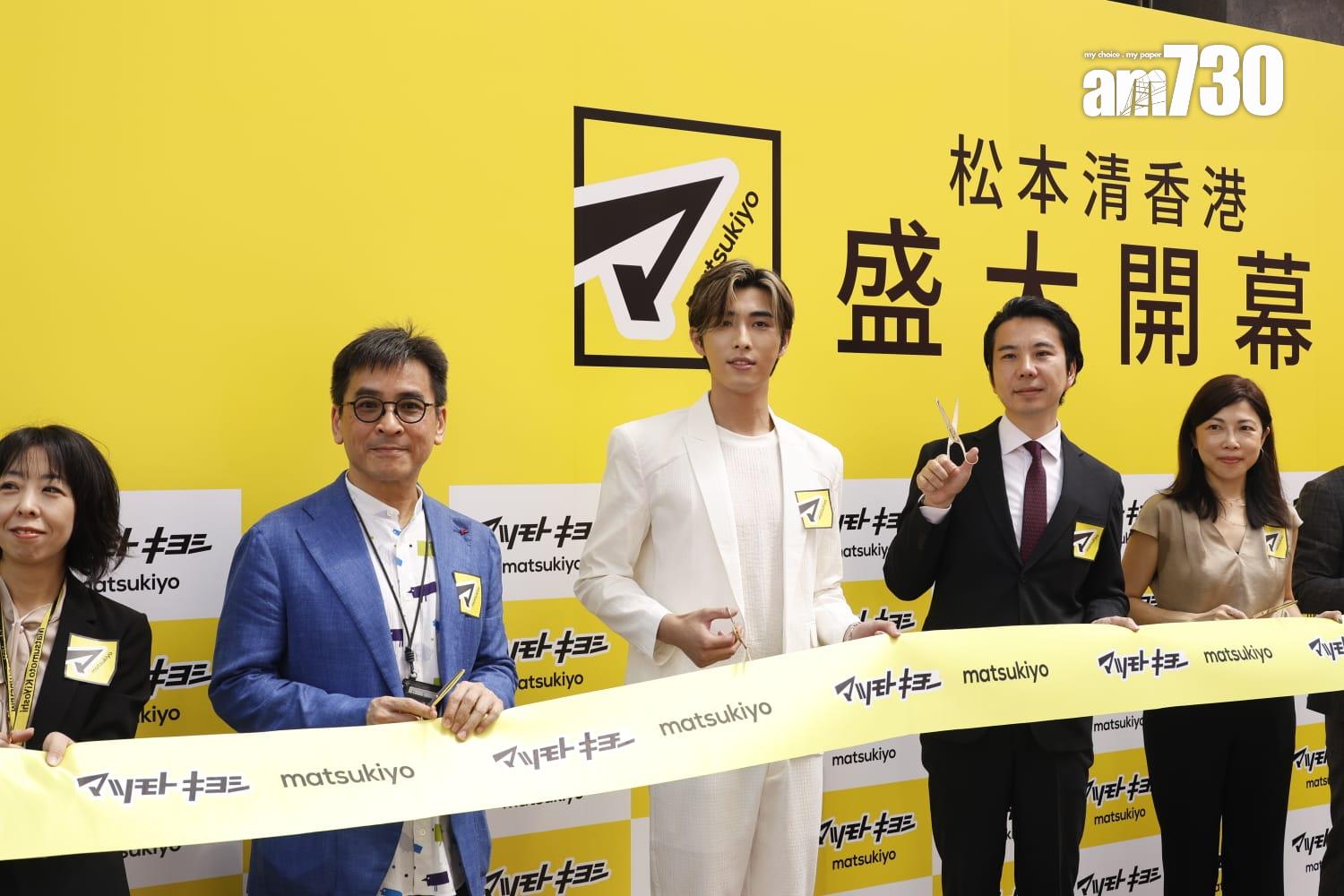 Phoebus吳啟洋為藥妝店擔任一日店長。(林俊源攝)