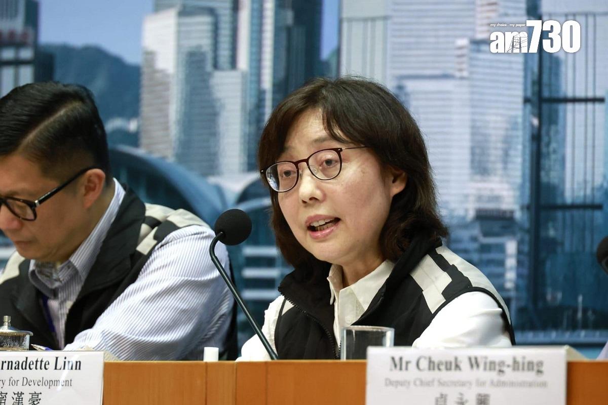 紅山半島有獨立屋涉嫌僭建,甯漢豪強調目前要先修復斜坡,之後就會展開執管工作。(林俊源攝)