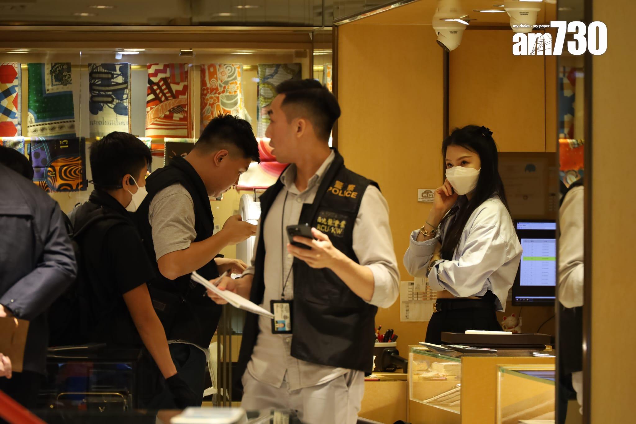 尖沙咀廣東道一間錶行遇劫,警方接報到場調查。(鍾式明攝)