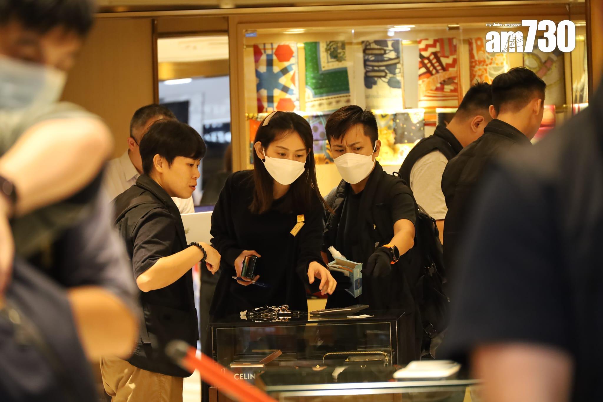 尖沙咀廣東道一間錶行遇劫,警方接報到場調查。(鍾式明攝)