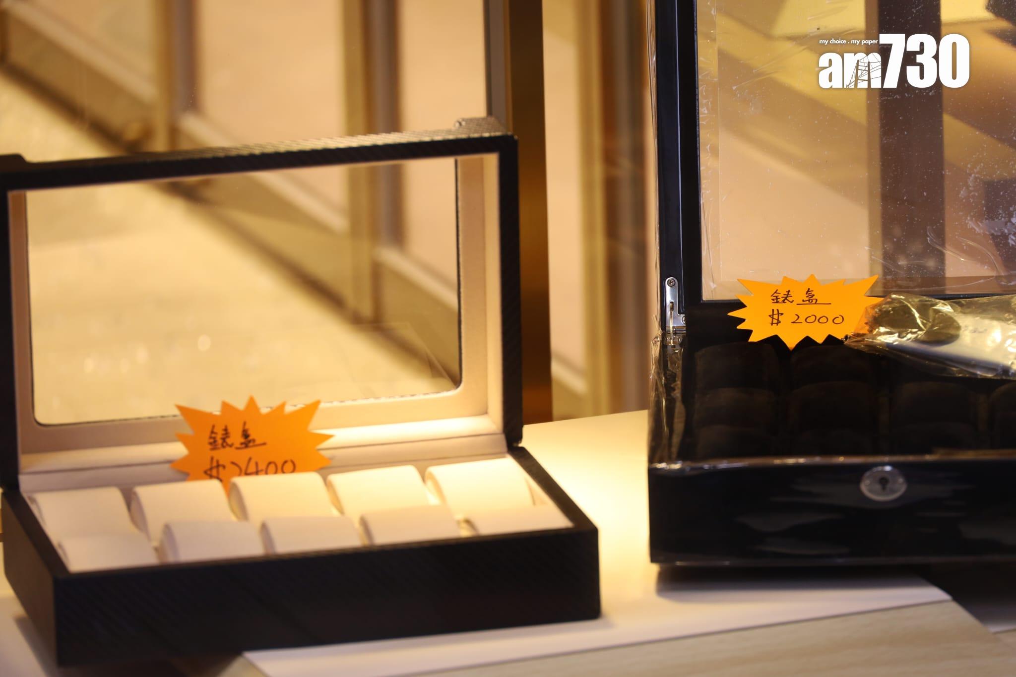 尖沙咀廣東道一間錶行遇劫,警方接報到場調查。(鍾式明攝)