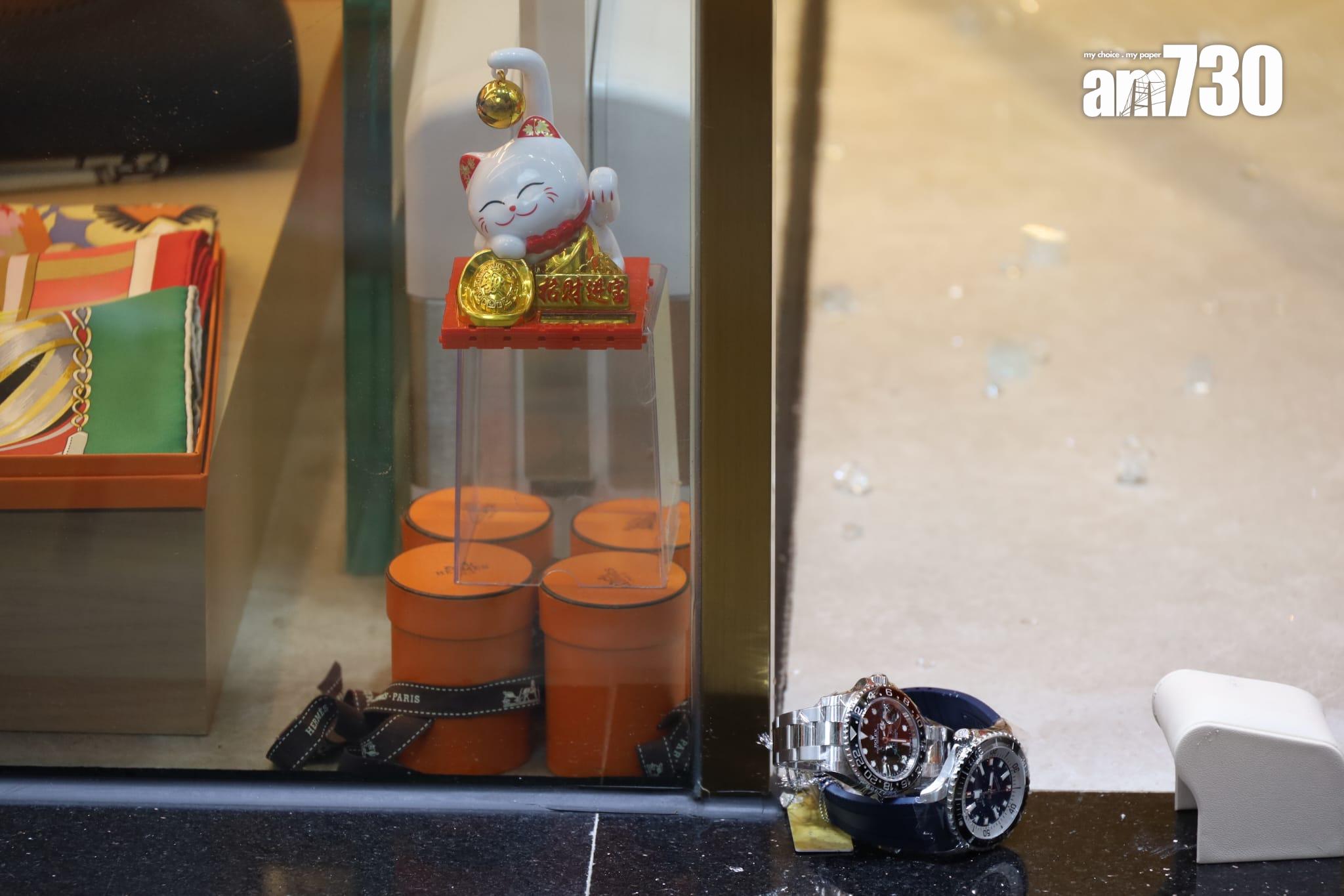 尖沙咀廣東道一間錶行遇劫,警方接報到場調查。(鍾式明攝)