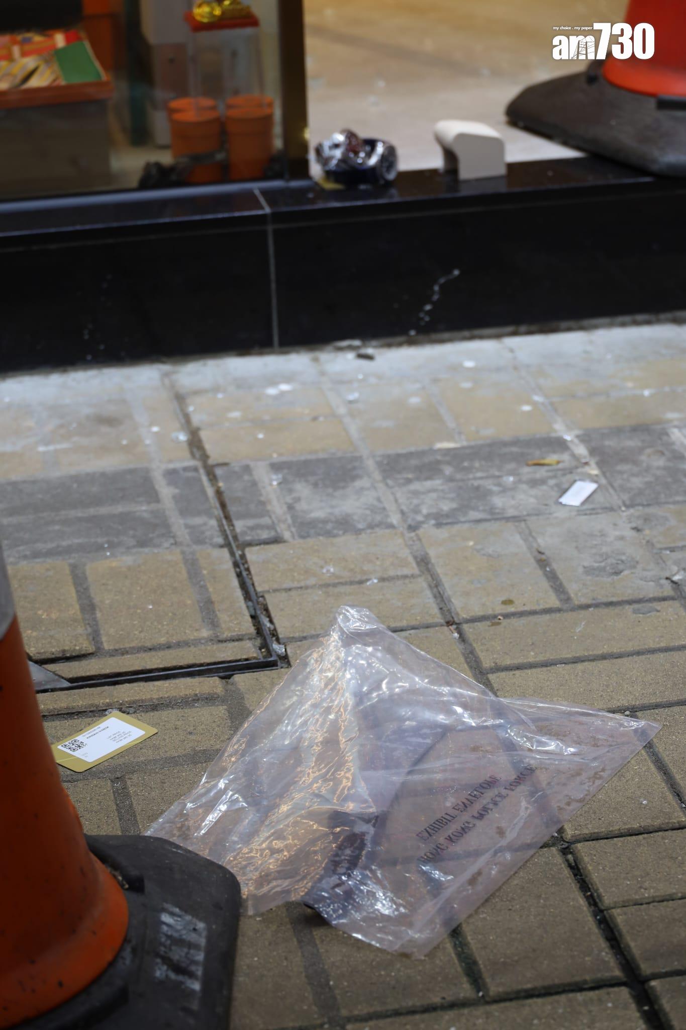 尖沙咀廣東道一間錶行遇劫,警方接報到場調查。(鍾式明攝)