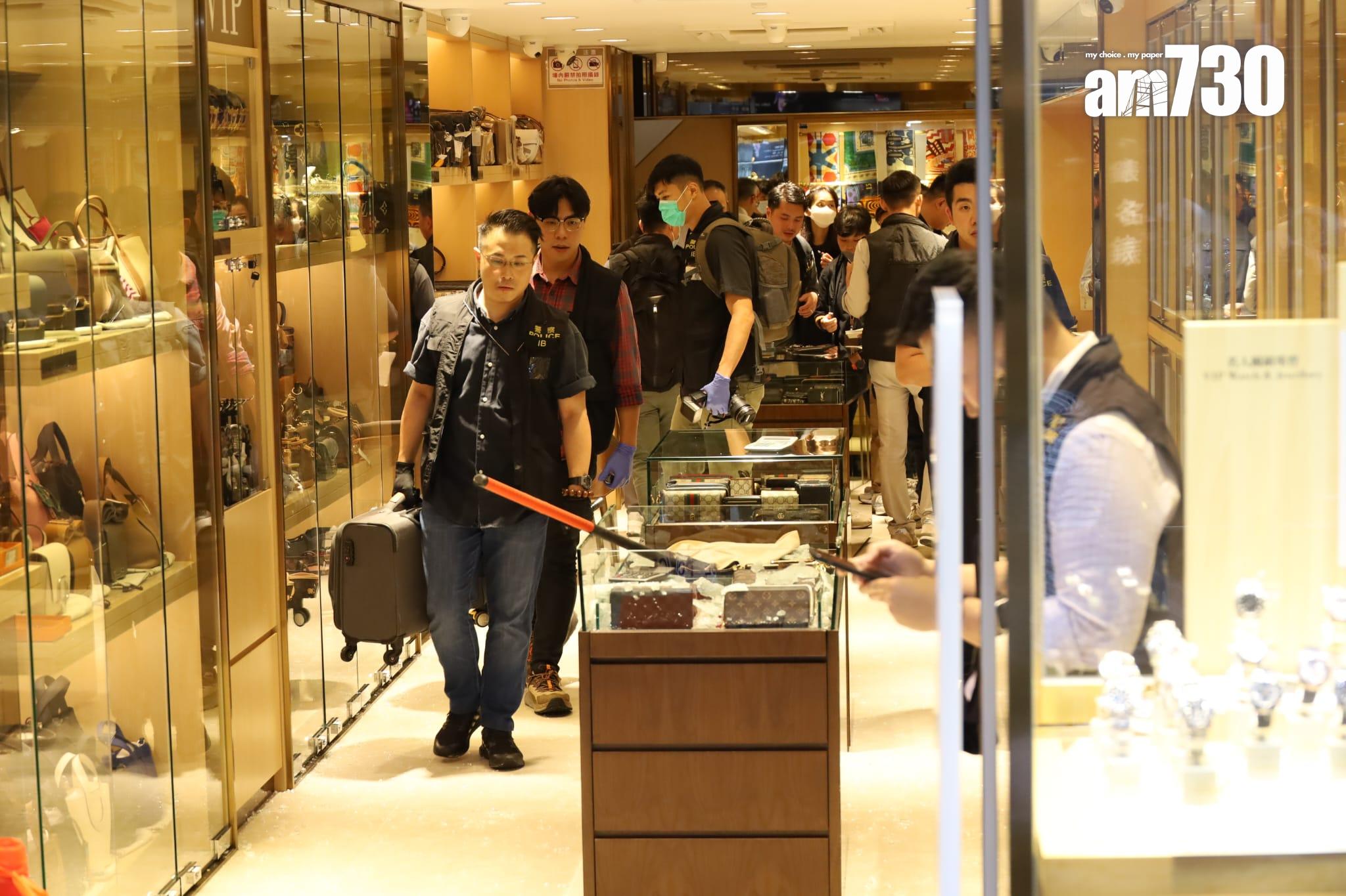 尖沙咀廣東道一間錶行遇劫,警方接報到場調查。(鍾式明攝)