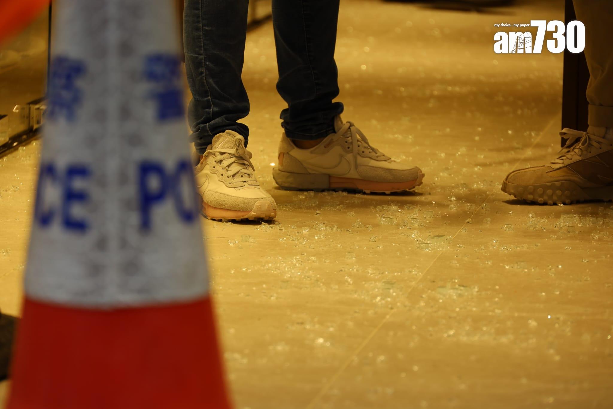 尖沙咀廣東道一間錶行遇劫,警方接報到場調查。(鍾式明攝)