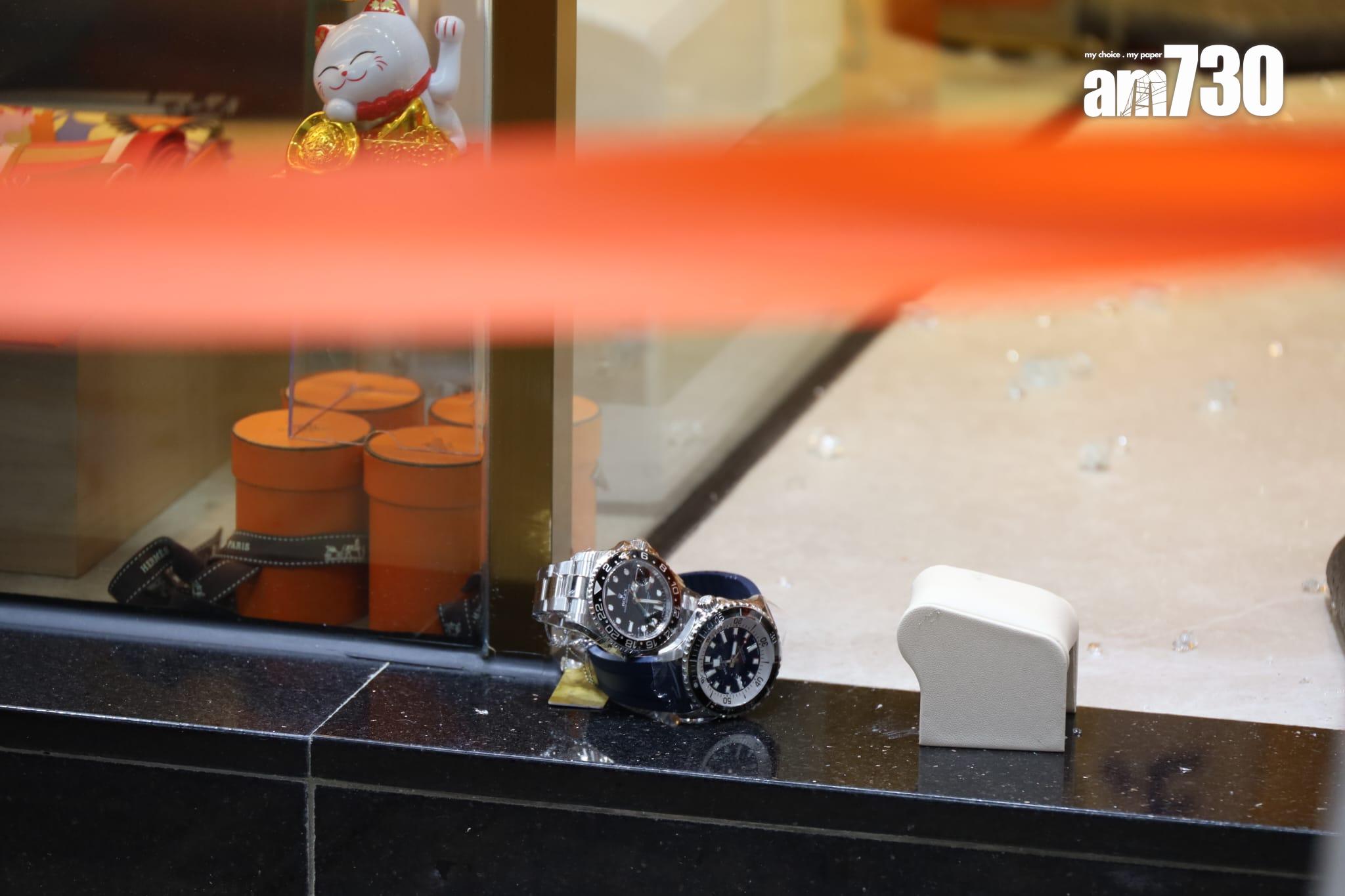 尖沙咀廣東道一間錶行遇劫,警方接報到場調查。(鍾式明攝)