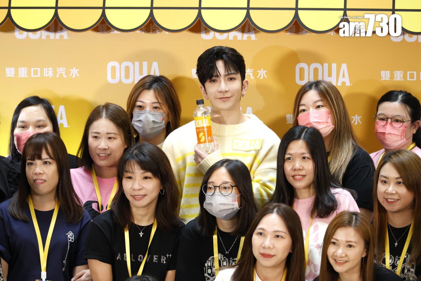 Anson Lo盧瀚霆今日於觀塘出席代言活動,與粉絲玩遊戲和合照。(林俊源攝)