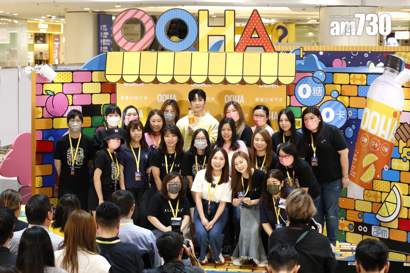 Anson Lo盧瀚霆今日於觀塘出席代言活動,與粉絲玩遊戲和合照。(林俊源攝)