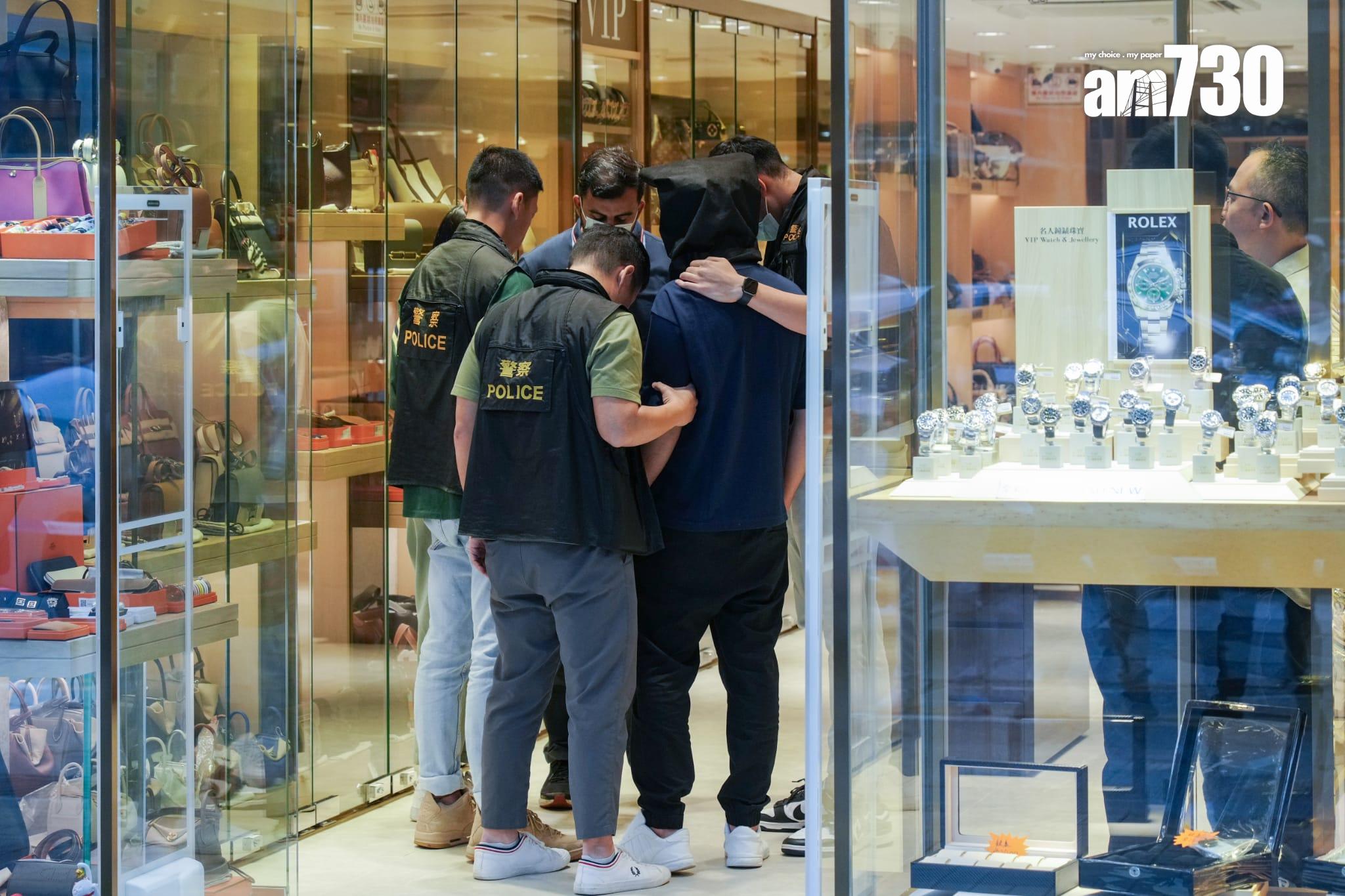 尖沙咀錶行日前發生劫案,警方押解疑犯到現場重組案情。(李睿哲攝)