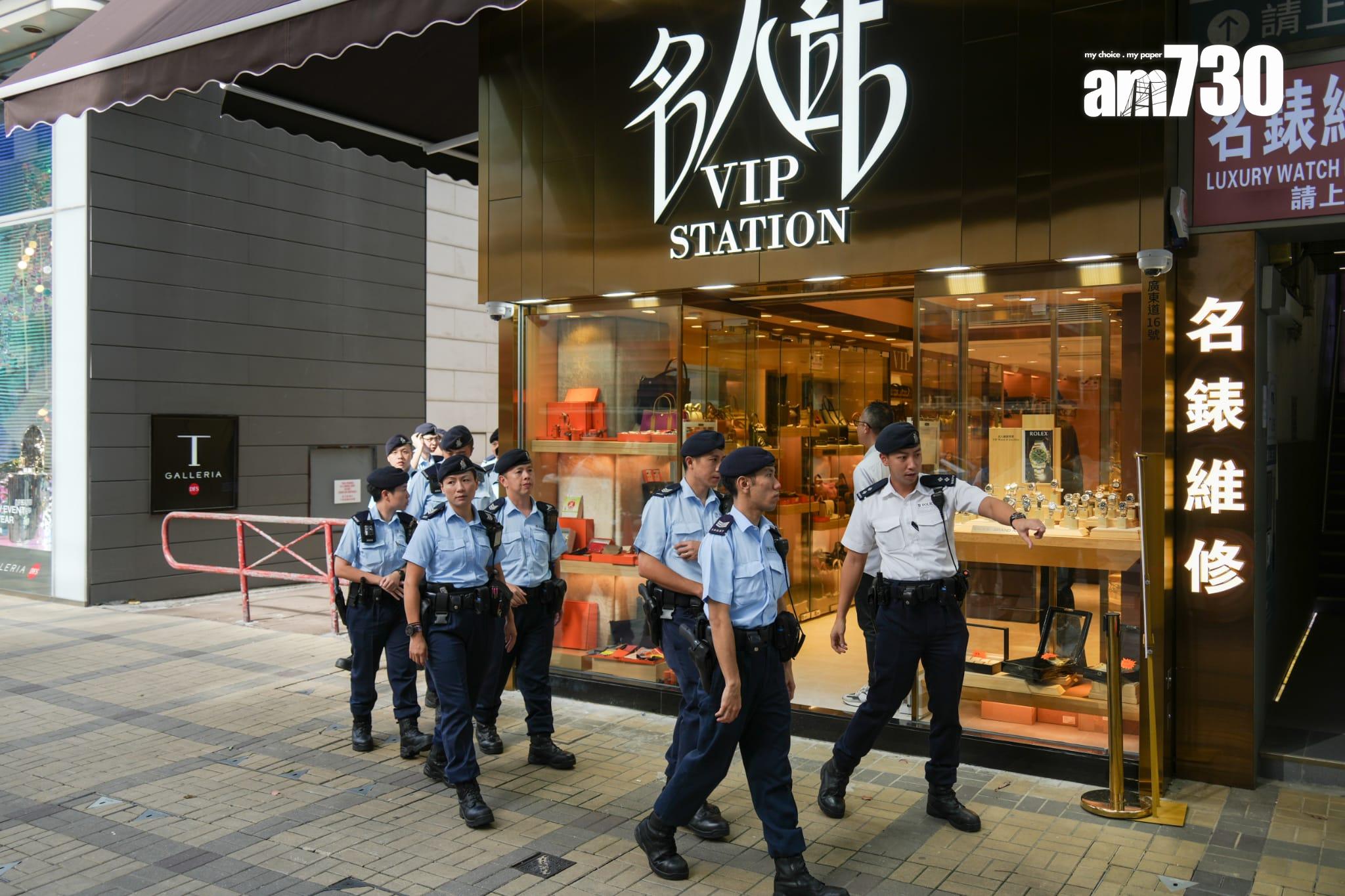 尖沙咀錶行日前發生劫案,今日有警員在一帶巡邏。(李睿哲攝)