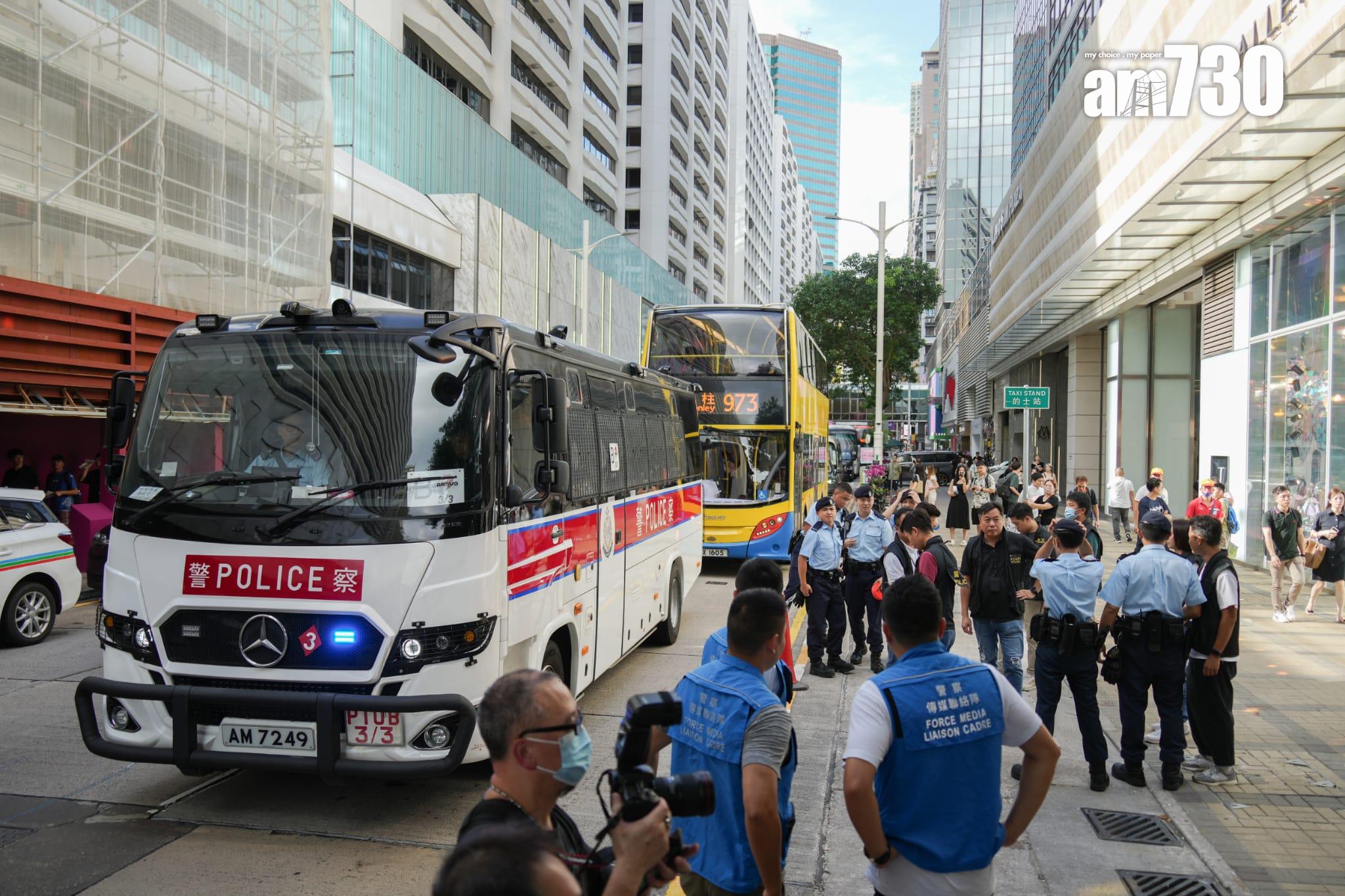 尖沙咀錶行日前發生劫案,警方押解疑犯到現場重組案情。(李睿哲攝)