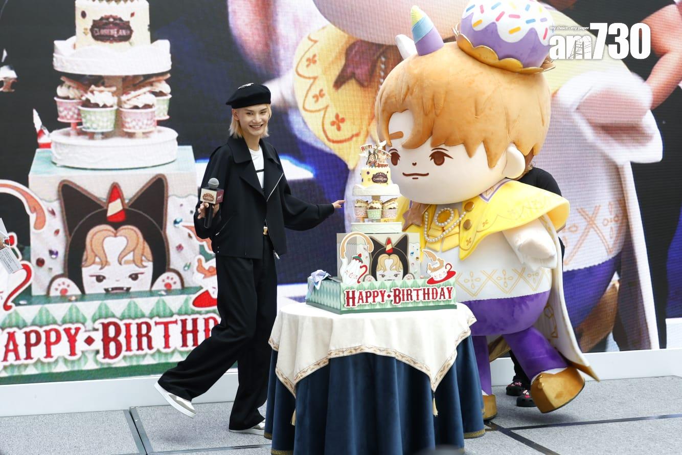 Jeremy特地現身生日展,與粉絲預備的「駿駿王子」合照。(林俊源攝)