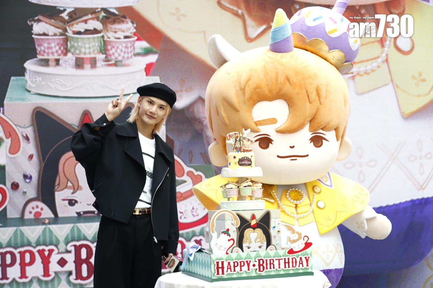 Jeremy特地現身生日展,與粉絲切生日蛋糕並與「駿駿王子」合照。(林俊源攝)