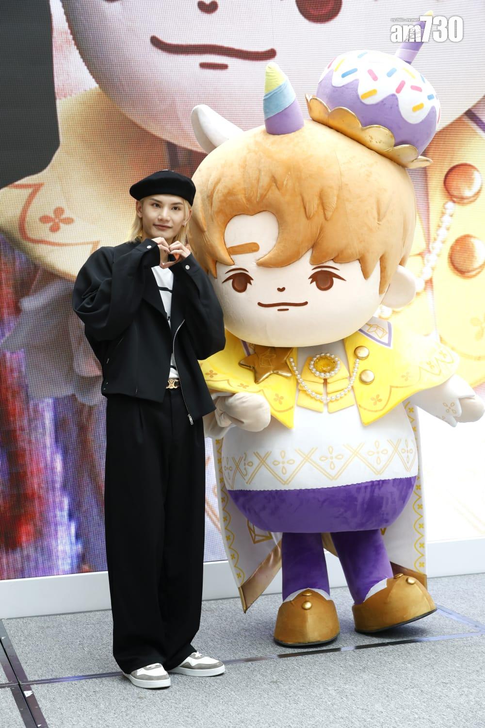 Jeremy特地現身生日展,與粉絲切生日蛋糕並與「駿駿王子」合照。(林俊源攝)