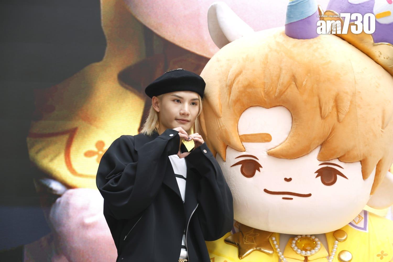 Jeremy特地現身生日展,與「駿駿王子」合照。(林俊源攝)