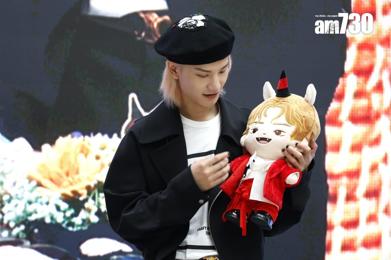 Jeremy獲fans送上可愛的「小駿駿」。(林俊源攝)