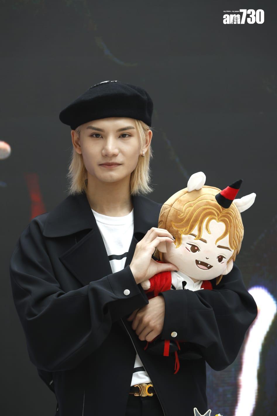 Jeremy獲fans送上可愛的「小駿駿」。(林俊源攝)