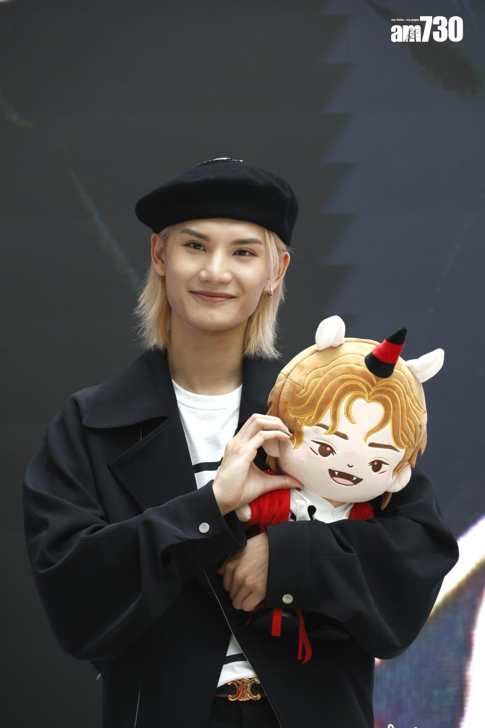 Jeremy獲fans送上可愛的《半》造型「駿駿公仔」。(林俊源攝)