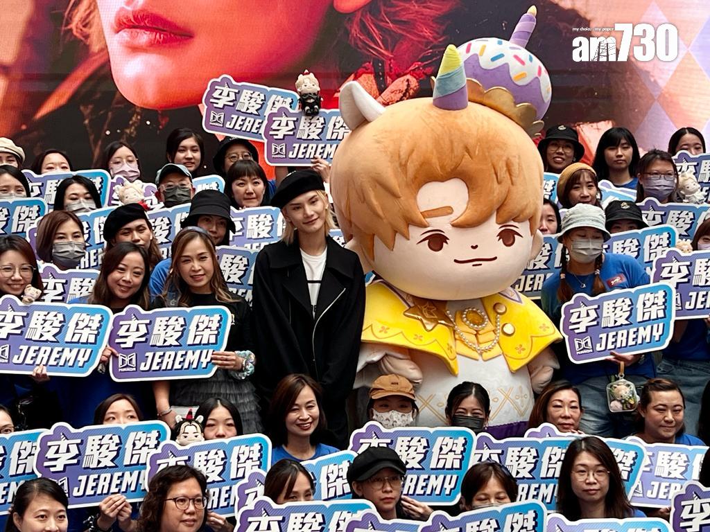 Jeremy現身「Closerland:Jeremy與你Get Closer」生日派對,與fans合照。(林俊源攝)