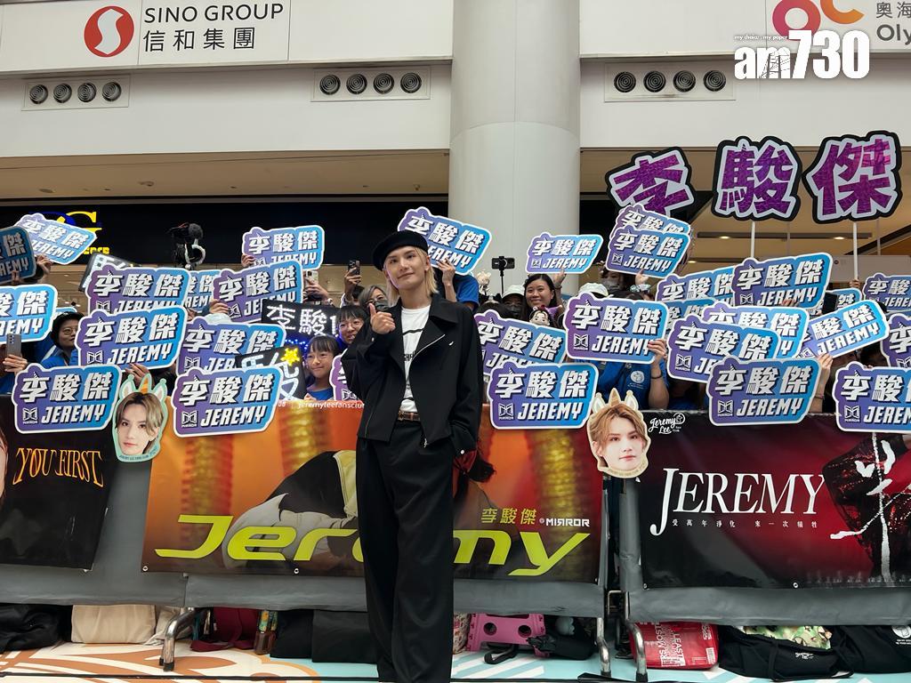 Jeremy現身「Closerland:Jeremy與你Get Closer」生日派對,與fans合照。(林俊源攝)