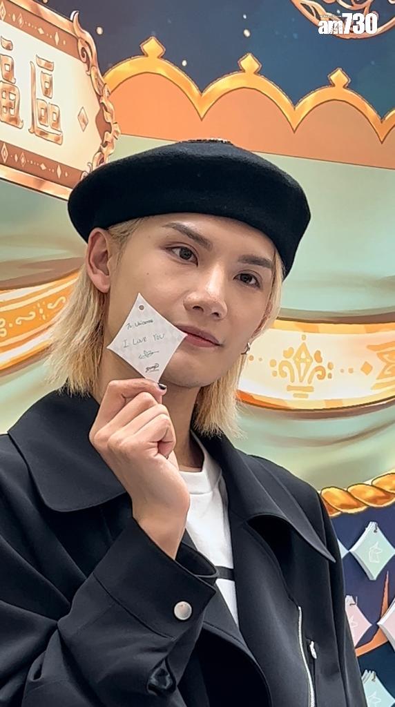 Jeremy親手寫下祝福語送給fans。(林俊源攝)