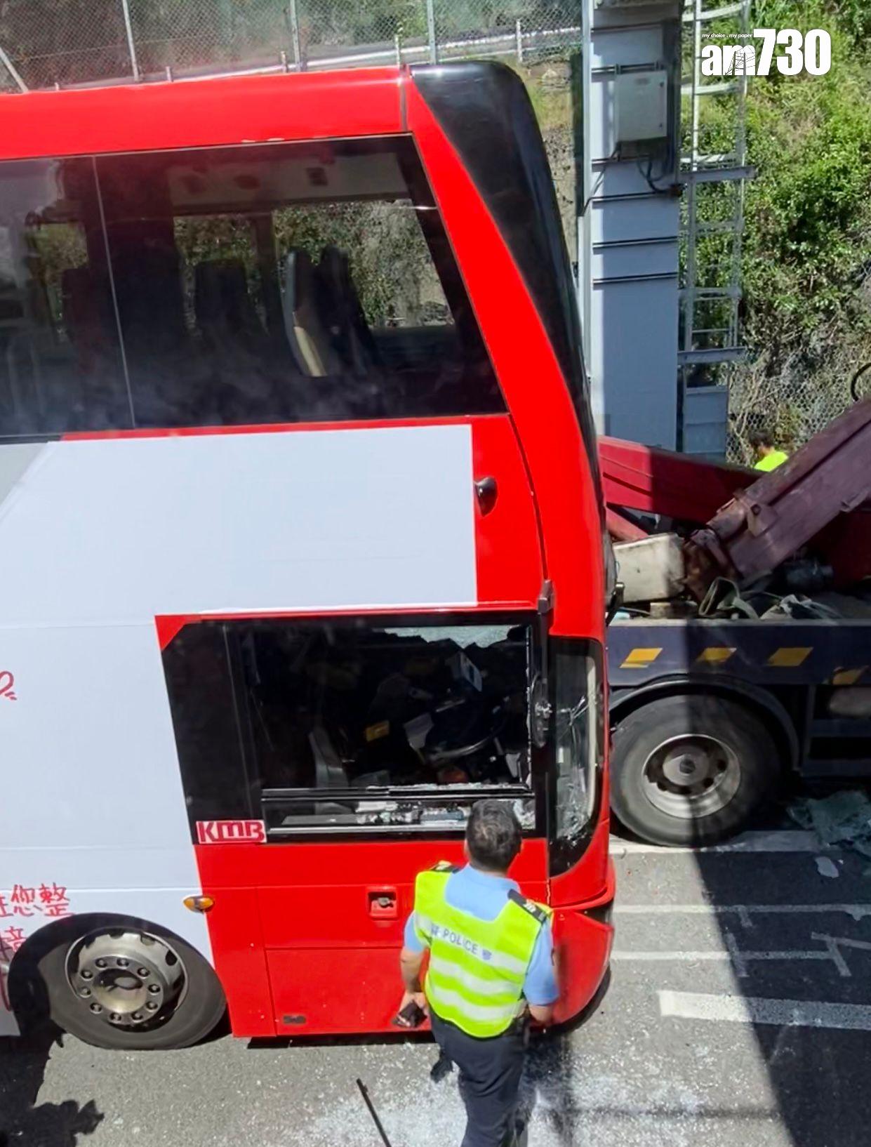 屯門公路有九巴與吊臂車相撞,超過30人受傷。(洪磊攝)