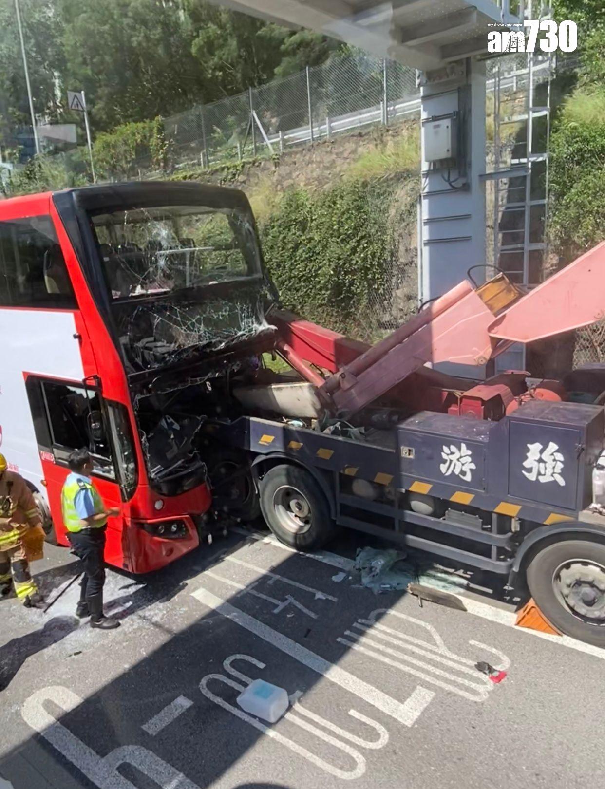 屯門公路有九巴與吊臂車相撞,超過30人受傷。(洪磊攝)
