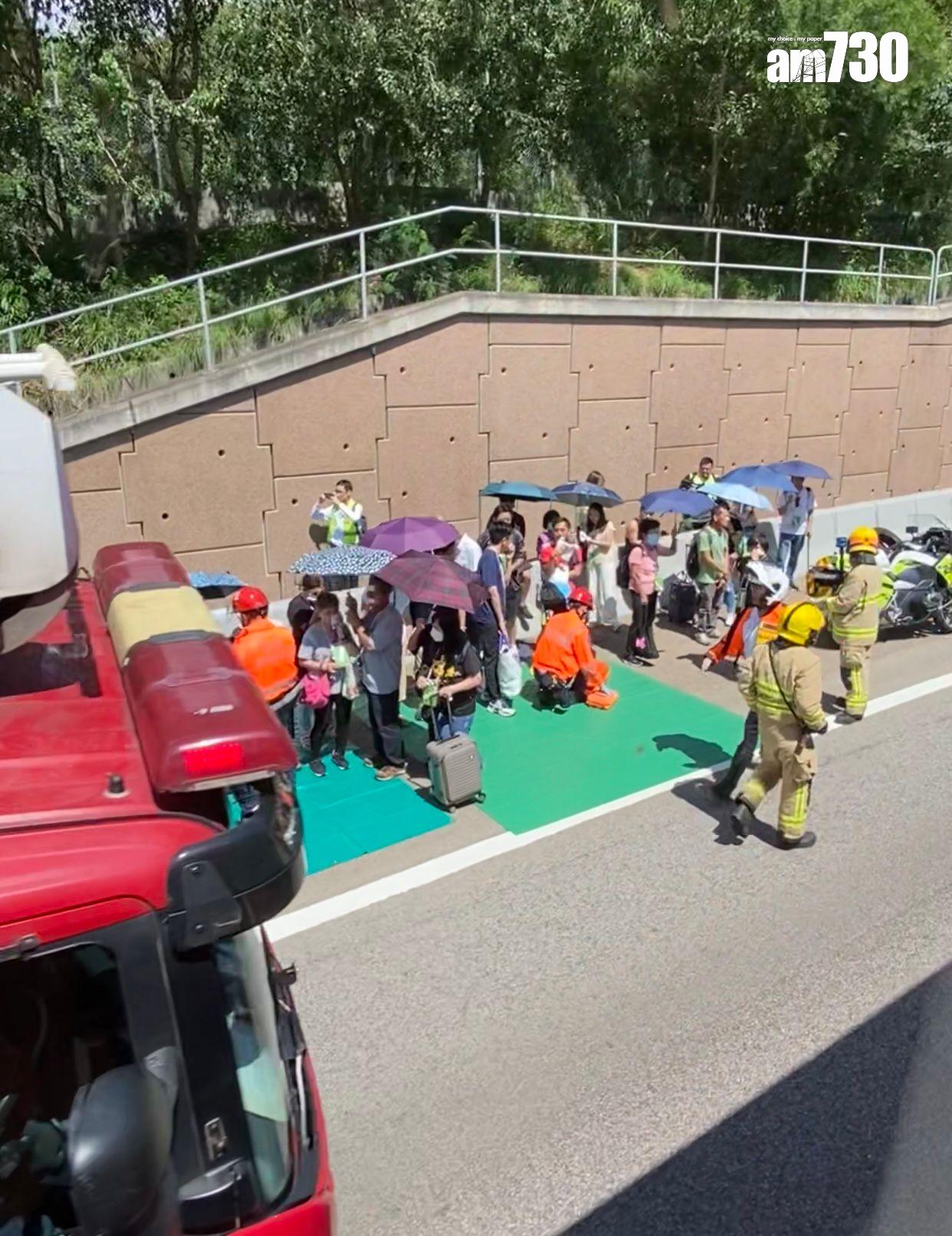 屯門公路巴士與吊臂車相撞 巴士30名乘客受傷 司機被困在車內 (洪磊攝)