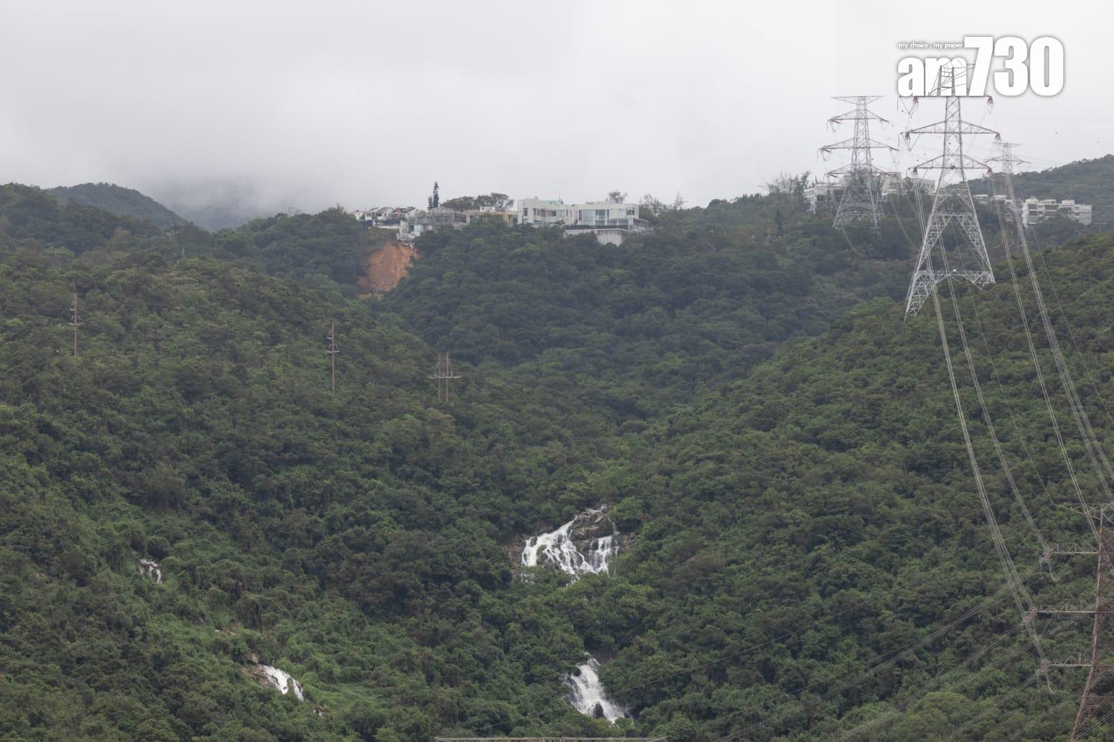 世紀暴雨|清水灣甘澍路獨立屋地基外露,儼如「紅山半島」的再翻。(蘇文傑攝)