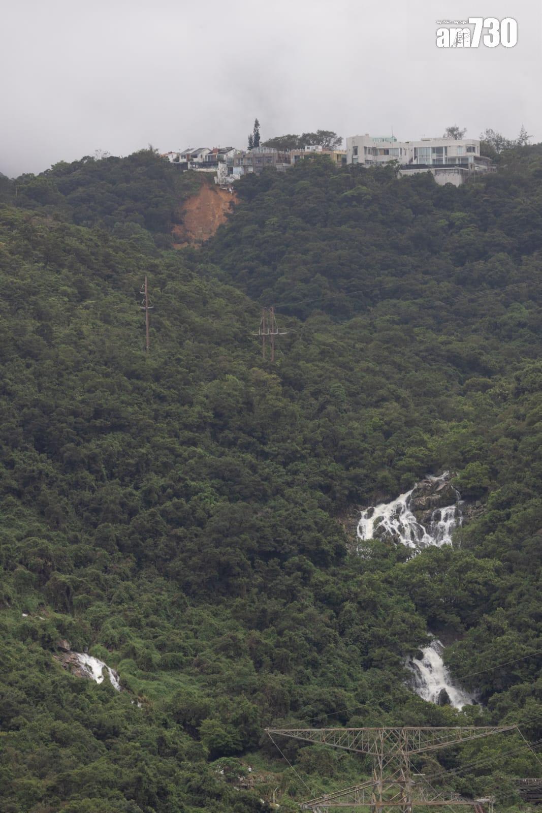 世紀暴雨|清水灣甘澍路獨立屋地基外露,儼如「紅山半島」的再翻。(蘇文傑攝)