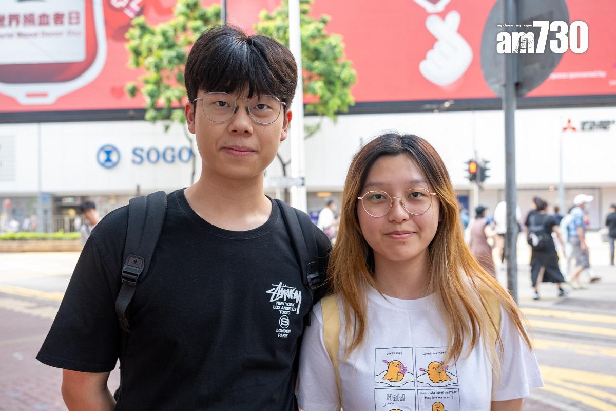 港人Daniel(左)和Sammy(右)均認同無人機表演吸引。(陳奕釗攝)