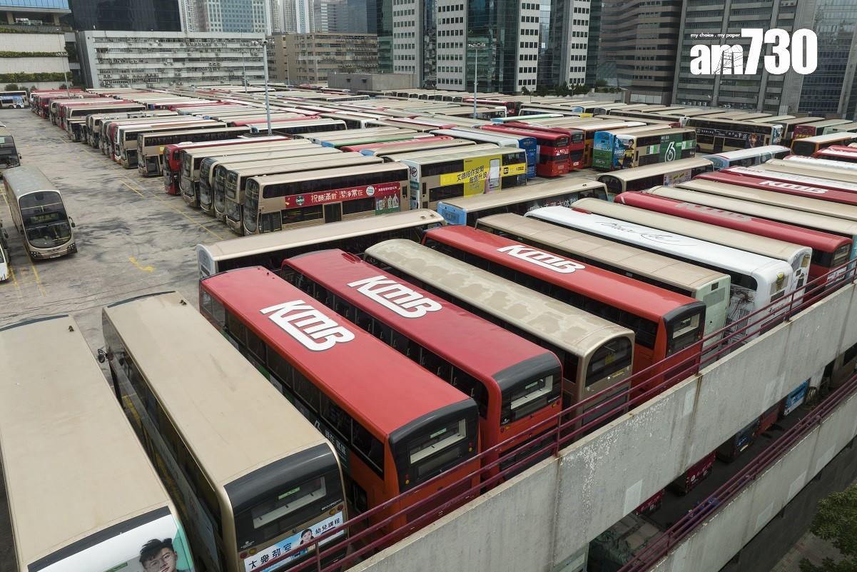 九巴承認巴士車廠泊位使用率相當高,圖為第五波疫情期間九龍灣車廠天台泊滿巴士,包括行車通道。(資料圖片)