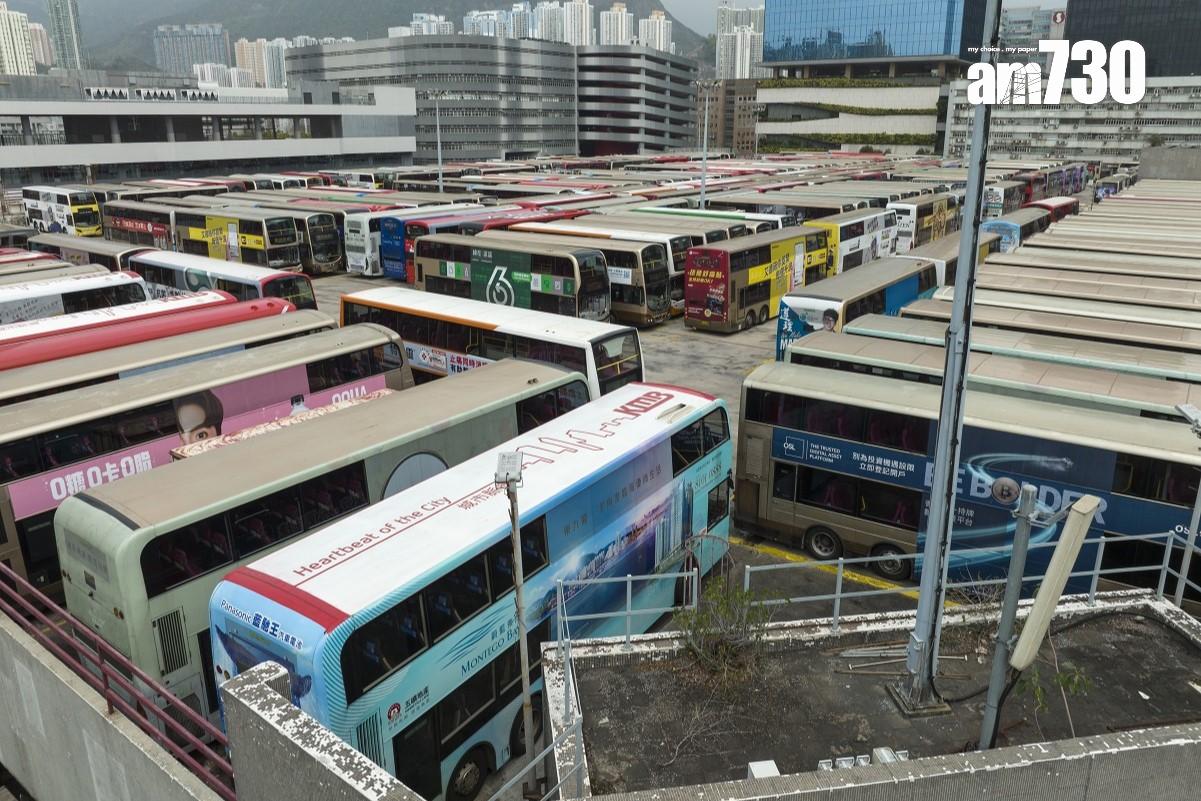 九巴承認巴士車廠泊位使用率相當高,圖為第五波疫情期間九龍灣車廠天台泊滿巴士,包括行車通道。(資料圖片)