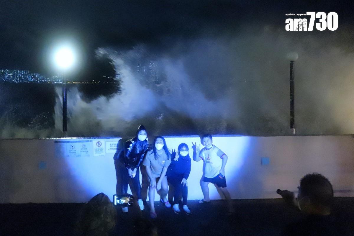 杏花邨一帶經常在颱風天「首當其衝」,吸引市民到場一睹颱風威力。(資料圖片/鍾式明攝)