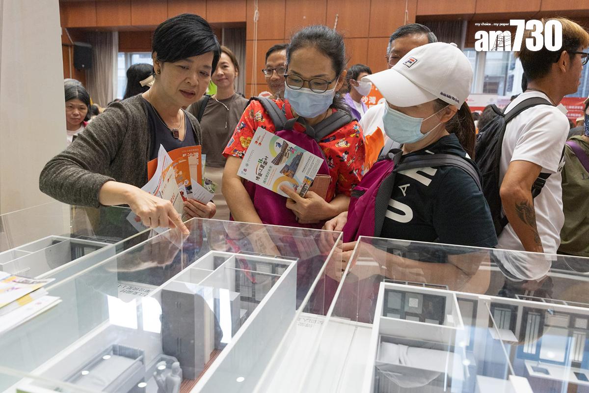 何永賢(左)在過渡性房屋開放日親自向居民介紹。(蘇文傑攝)