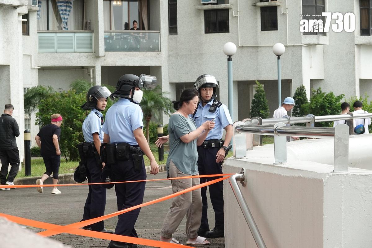 杏花邨一帶經常在颱風天「首當其衝」,政府近年不時派員勸喻觀浪者返回安全位置。(資料圖片/陳奕釗攝)