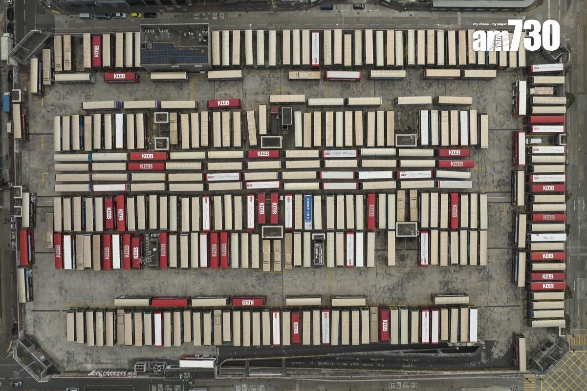 九巴承認巴士車廠泊位使用率相當高,圖為第五波疫情期間九龍灣車廠天台泊滿巴士,包括行車通道。(資料圖片)