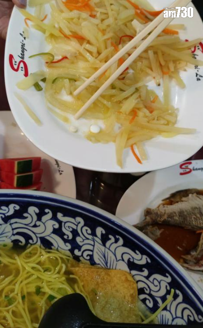 KK園區新招數?陸客遊泰國食團餐 驚見混入一大一小兩粒藥丸(圖片來源:小紅書)