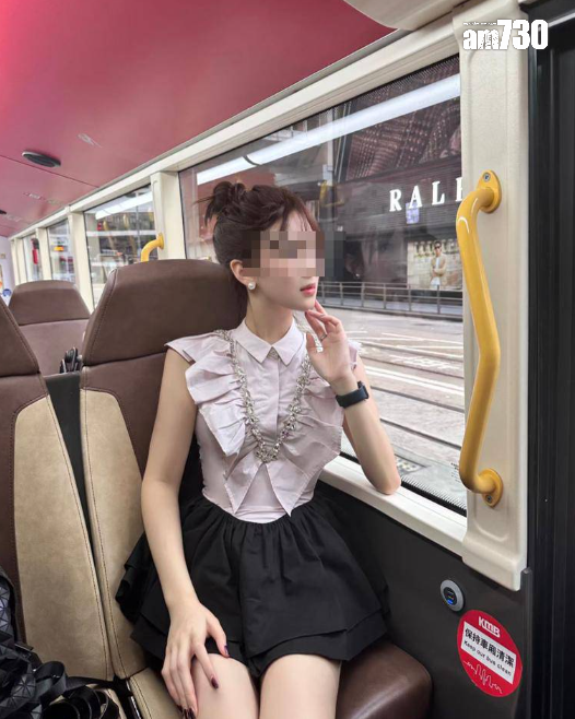 內地女遊客在香港巴士上打卡。(圖片來源:小紅書)