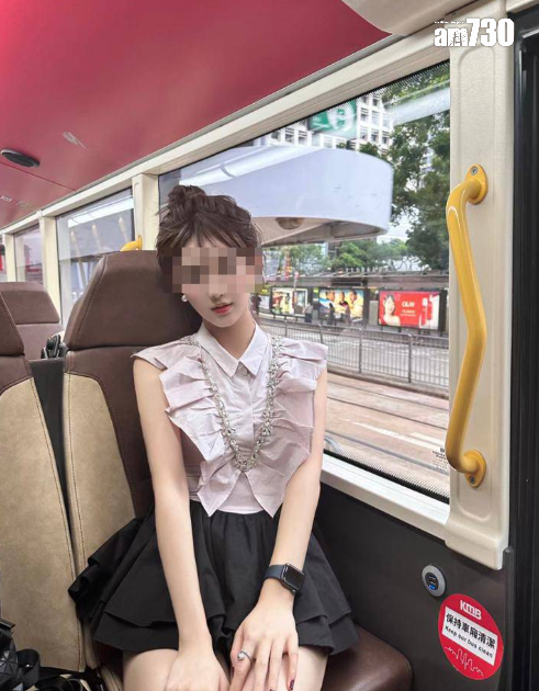 內地女遊客在香港巴士上打卡。(圖片來源:小紅書)