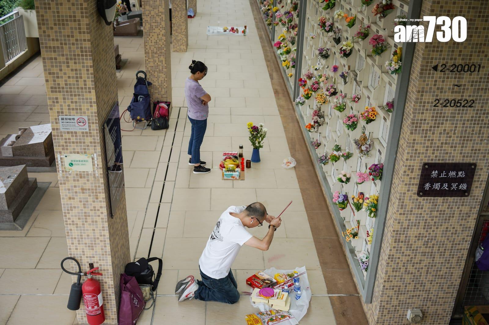 市民趁重陽上山祭祖。(李睿哲攝)