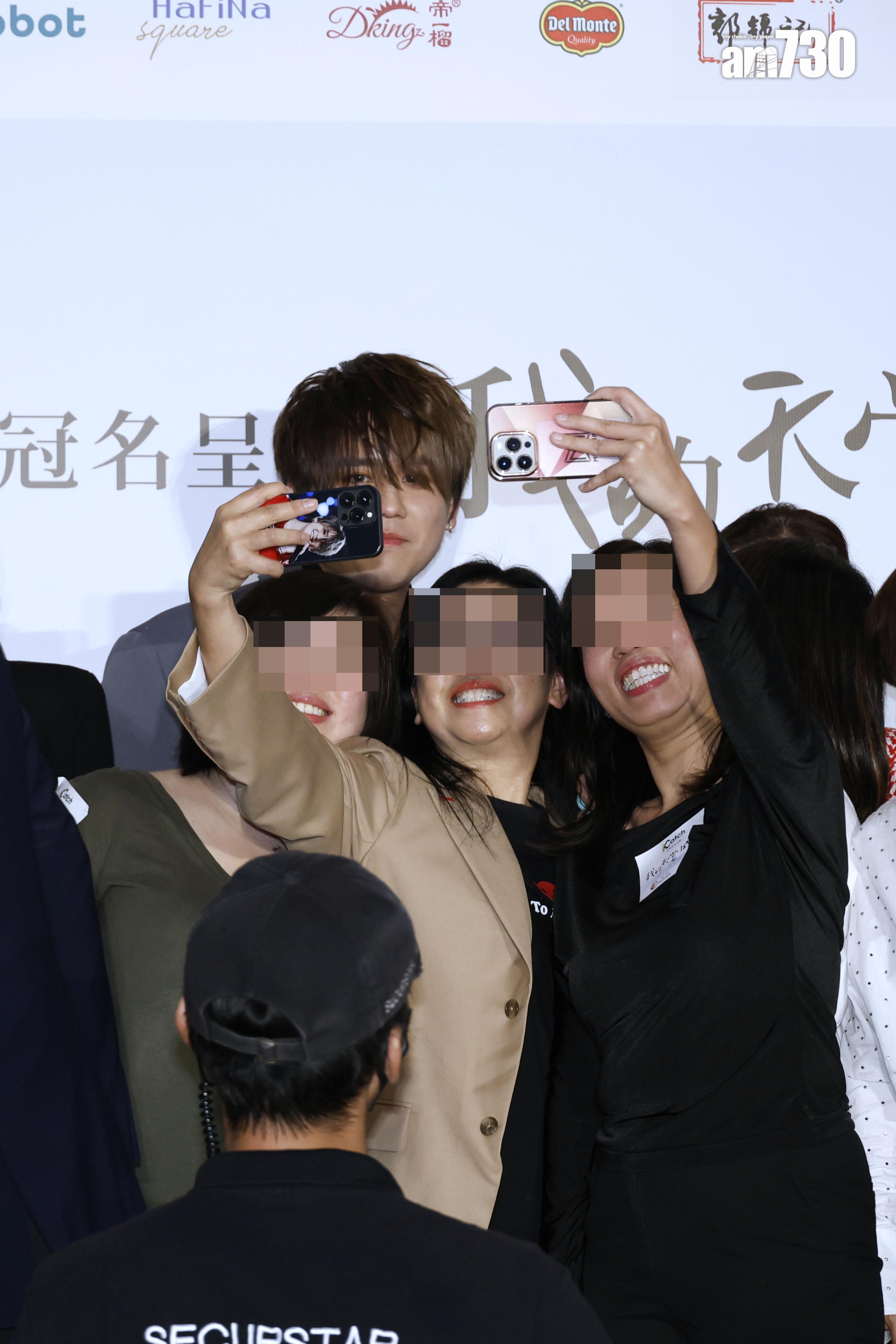 一眾女士擠到台上與姜濤合照,但現場沒有工作人員阻止。