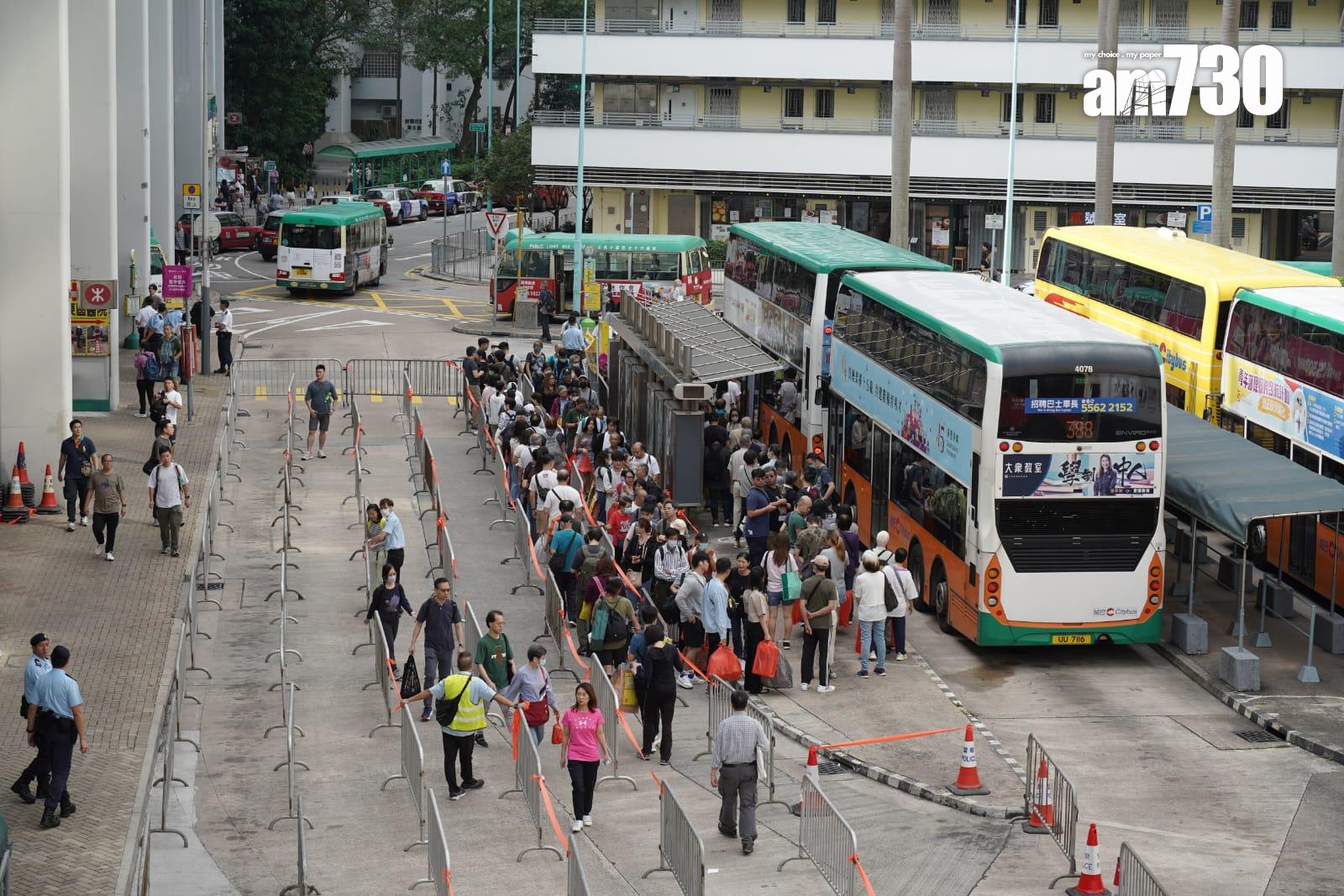 市民趁重陽上山祭祖。(李睿哲攝)