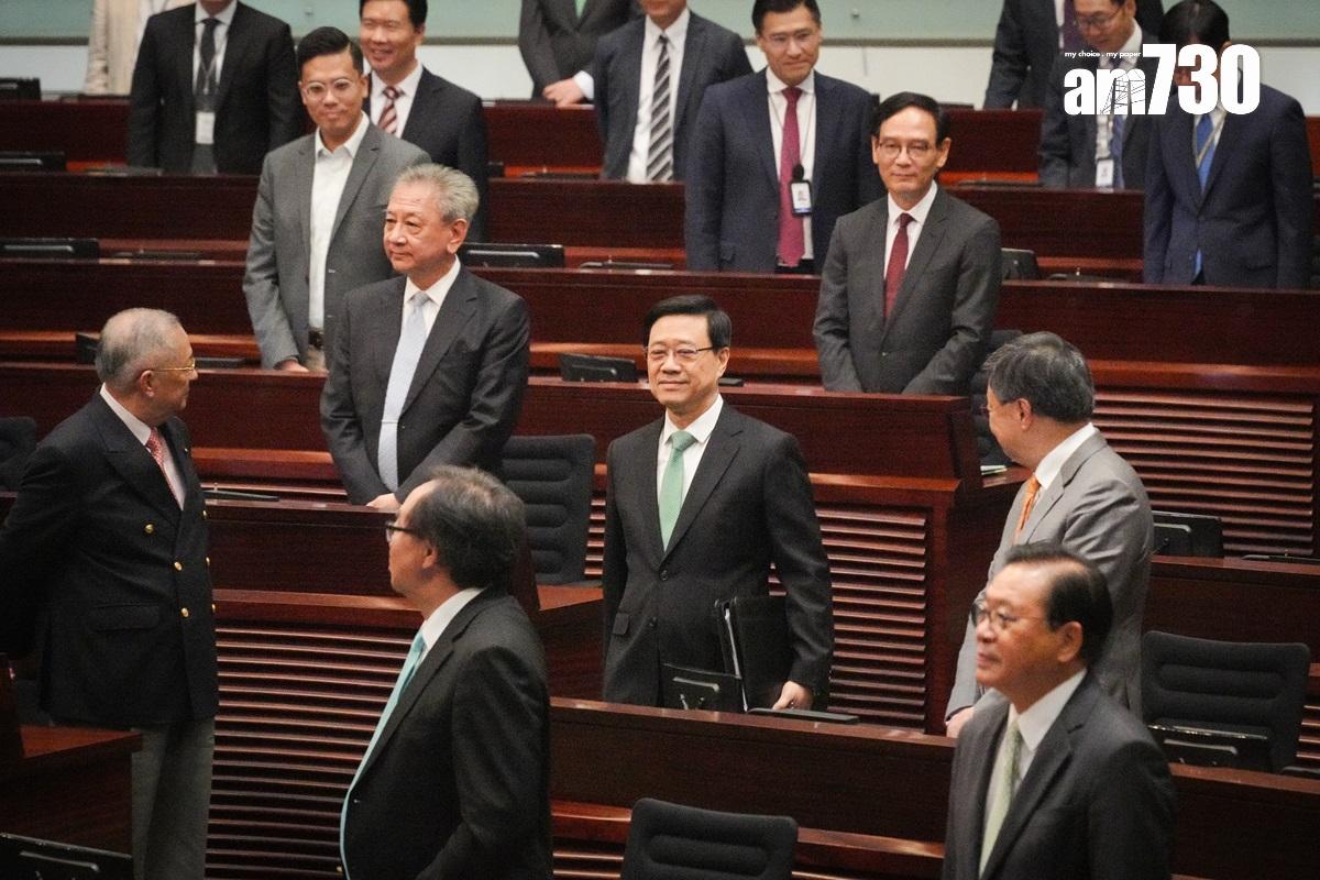 睇返今日又唔係好多男議員戴綠呔。(李睿哲攝)